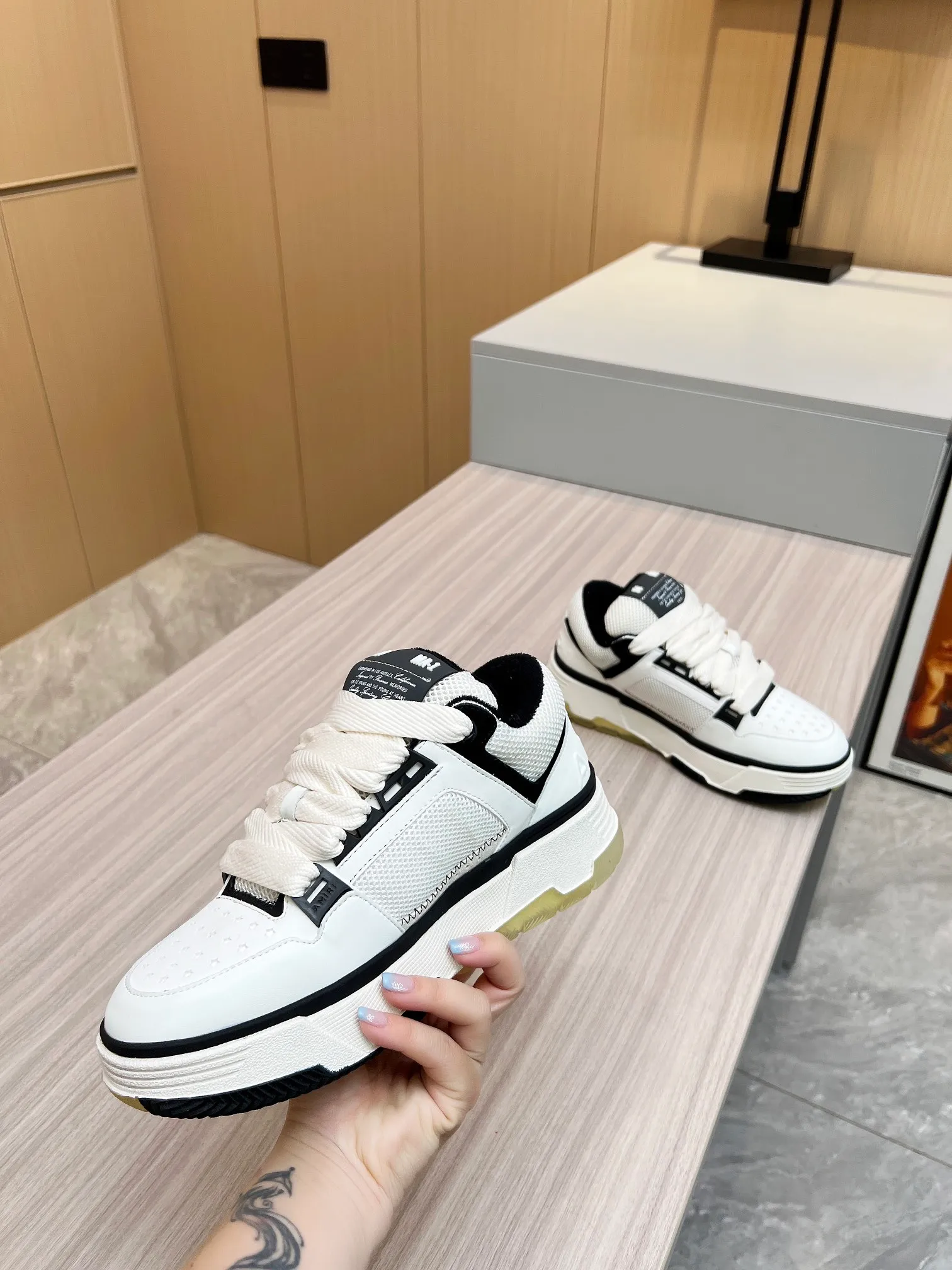 p620💰Men's shoes Amiri Emile's 2023 spring and summer new MA-1 bread shoes, couple models, casual sports shoes, sneakers Amiri gave up the rock punk style in the new season and used a large number of unsaturated colors, Morandi tones, whether you see or wear them, it will make people very happy. The large tongue of the bread shoes continues, shortens the length of the shoe body, thickens the midsole, and the toe part is more rounded. Amiri's brand letters and MA logo appear on the side of the shoe. Fabric: Original customized imported first-layer cowhide + mesh. Lining: Original customized breathable towel lining. Outsole. Foam combination material. Bottom thickness: 4CM. Size: Men's 39-45